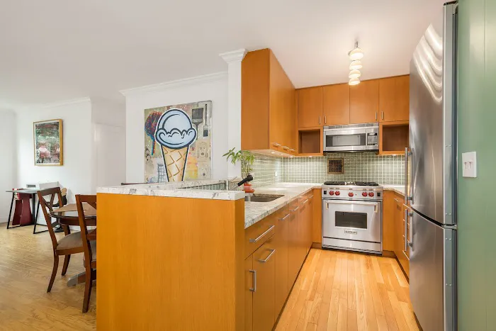 Residential Real Estate Agent at Compass NYC Gavin Hammon Picture 1
