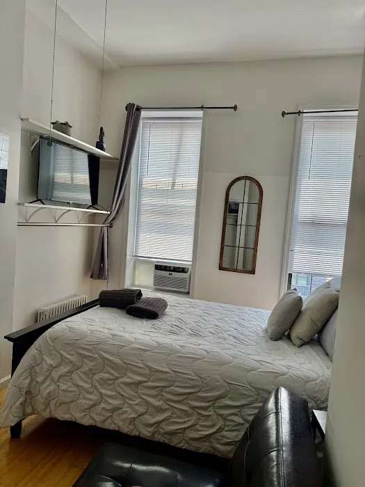 Posh Renovated Apartment Picture 6