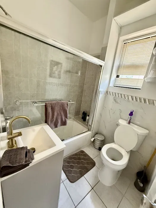 Posh Renovated Apartment Picture 7