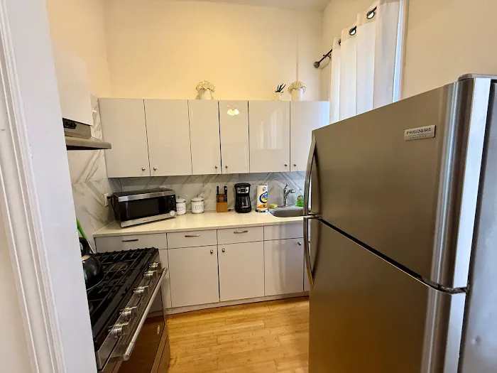 Posh Renovated Apartment Picture 10