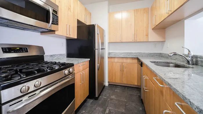 777 6th Avenue Apartments Picture 4