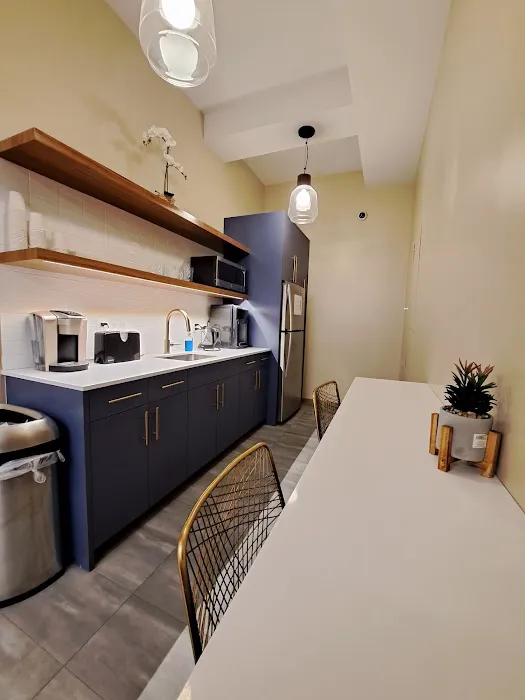 Broadway Suites LLC Picture 3