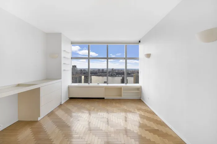 Broadway Realty Picture 5