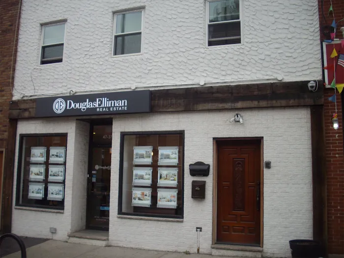 Douglas Elliman Real Estate Office in Long Island City, NY Picture 3