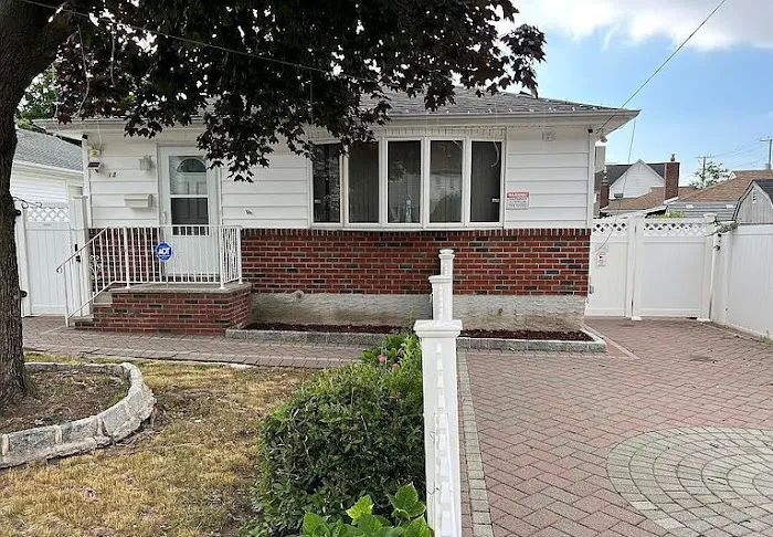 HOUSE FOR SALE Picture 1