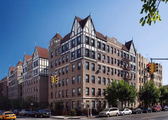 Kings and Queens Apartments Picture 1