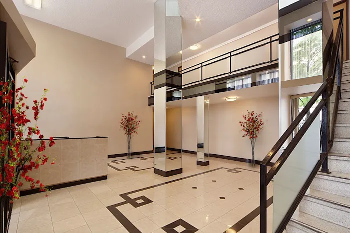 Kings and Queens Apartments Picture 6