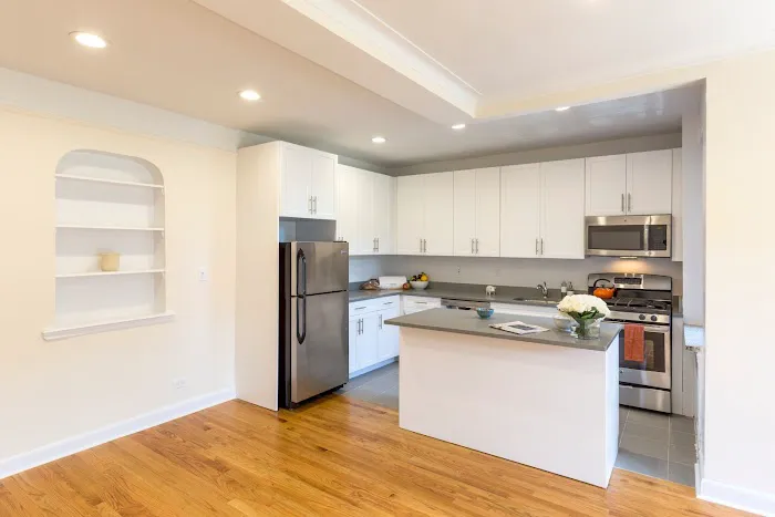 Kings and Queens Apartments Picture 7