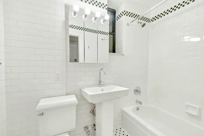 Harlington Realty Picture 2