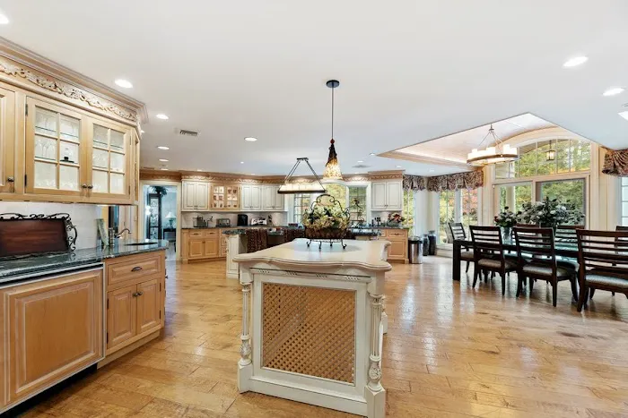 Luxian International Realty Picture 3