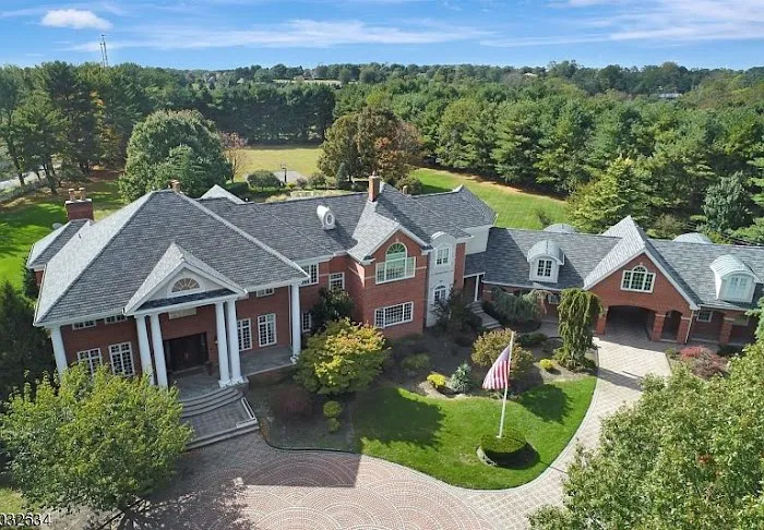 Luxian International Realty Picture 9