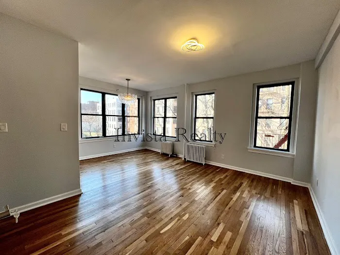 Invista Realty LLC Picture 1