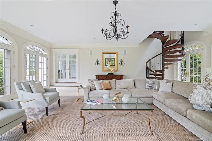 Haritini Pandis - Compass HouseNKey Team Licensed New York Real Estate Agent Picture 2
