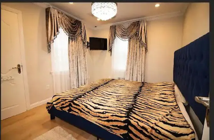 Hewlett Mansion Luxury Picture 1