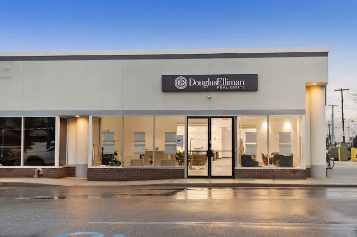 Douglas Elliman Real Estate Office in New Hyde Park, NY Picture 1