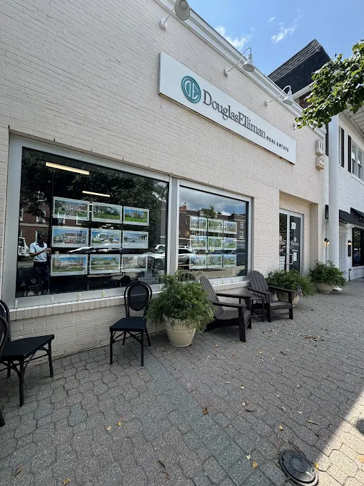Douglas Elliman Real Estate Office in Garden City, NY Picture 4