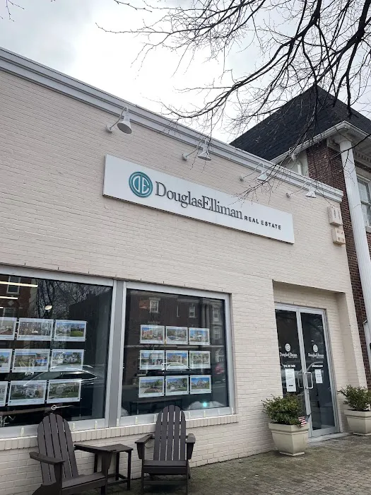 Douglas Elliman Real Estate Office in Garden City, NY Picture 3