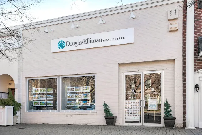 Douglas Elliman Real Estate Office in Garden City, NY Picture 5