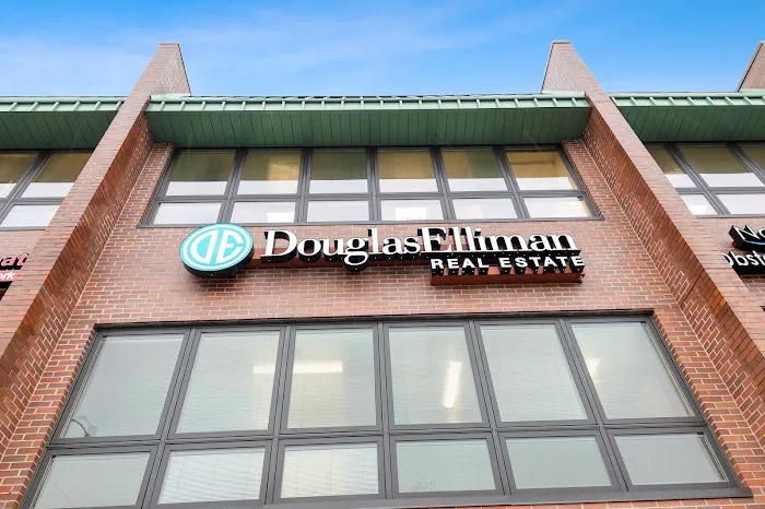 Douglas Elliman Real Estate Office in Bayside, NY Picture 2