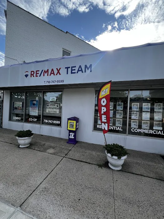 RE/MAX Team - Flushing Picture 3