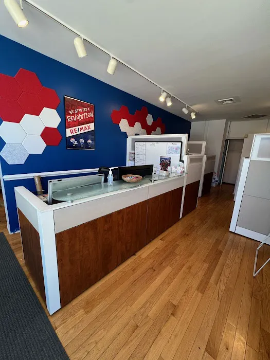 RE/MAX Team - Flushing Picture 8