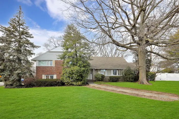 Real Estate Homes, LLC - Commercial & Residential Sales. We Buy Homes for Cash. Best Real Estate Agency in NY. Picture 10