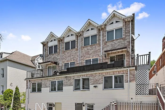Century 21 Galvez Picture 4