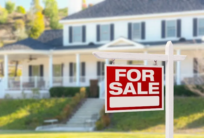 Throgg's Neck Realty - De Luca Realty Picture 3