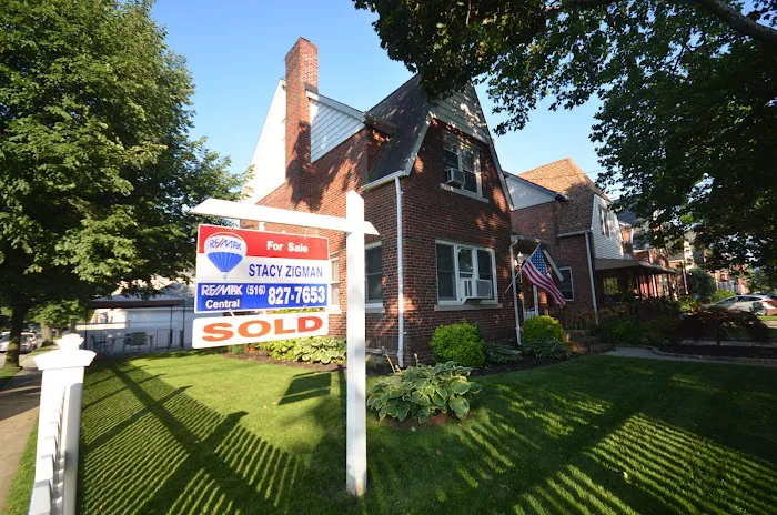 Stacy Zigman - RE/MAX City Square - Long Island and Queens Real Estate Picture 4
