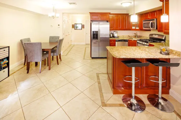 828 REIG Inc Picture 5