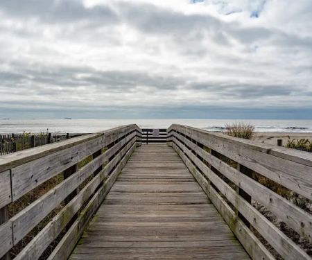 Daniel Gale Sotheby's International Realty - Long Beach, NY