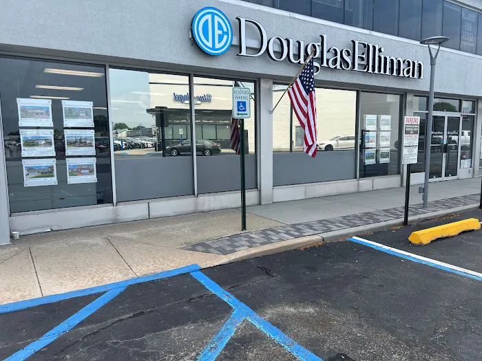 Douglas Elliman Real Estate Office in Central Nassau - Plainview, NY Picture 2