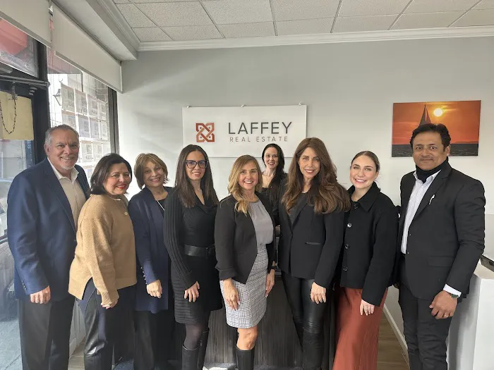 Laffey Real Estate | Manhasset Picture 1