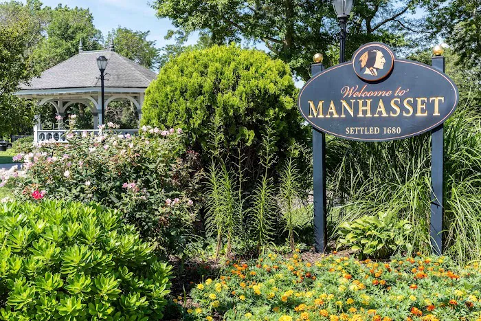 Daniel Gale Sotheby’s International Realty - Manhasset, NY | Manhasset Real Estate Picture 2