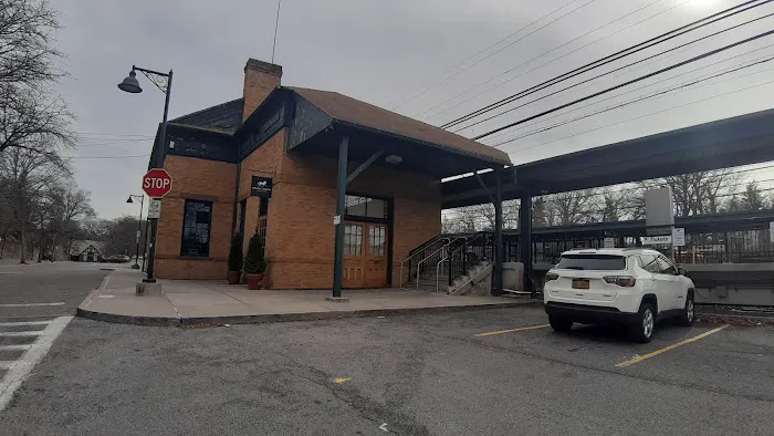 Houlihan Lawrence - Pelham Real Estate Picture 1