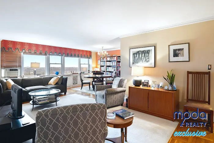 Moda Realty Picture 4
