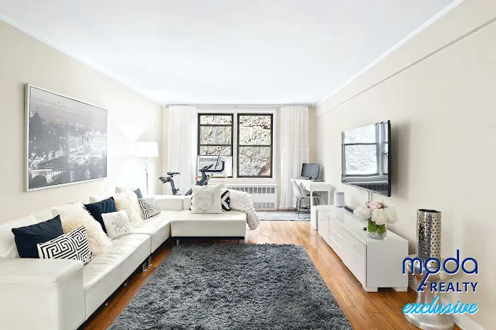 Moda Realty Picture 7