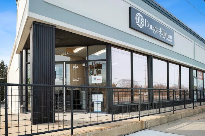 Douglas Elliman Real Estate Office in Massapequa, NY Picture 3