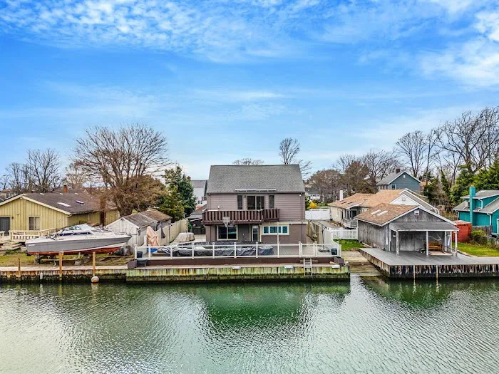 Century 21 AA Realty Picture 5