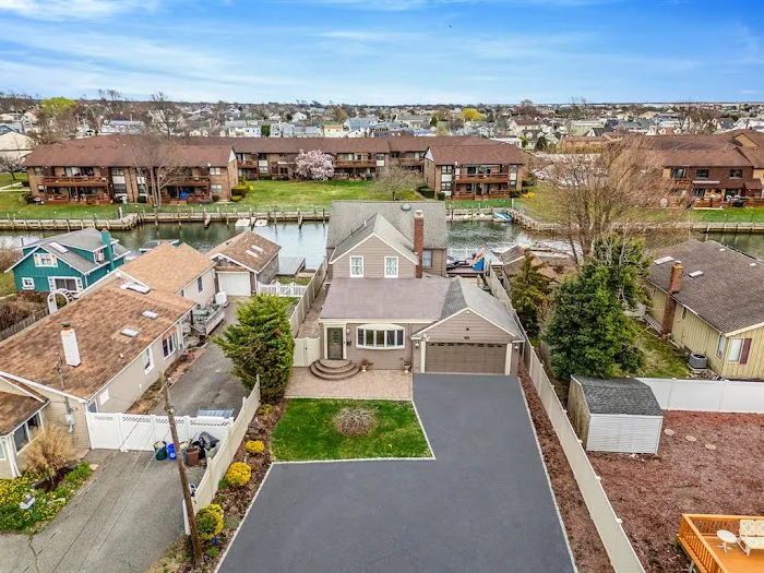 Century 21 AA Realty Picture 8