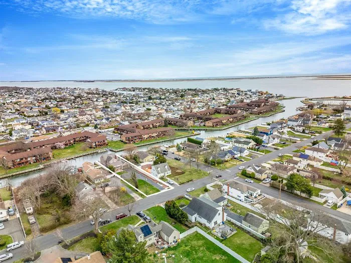 Century 21 AA Realty Picture 6