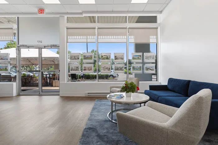 Douglas Elliman Real Estate Office in Syosset, NY Picture 4