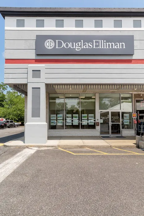 Douglas Elliman Real Estate Office in Syosset, NY Picture 3