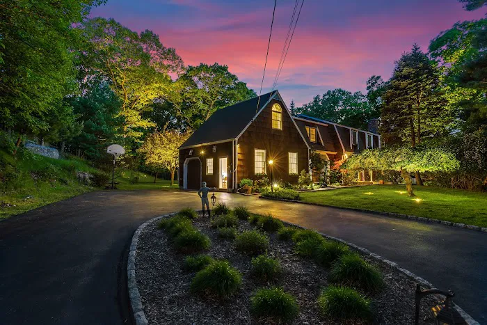 Andy Sarmiento RE/MAX Distinguished Homes & Properties Picture 3