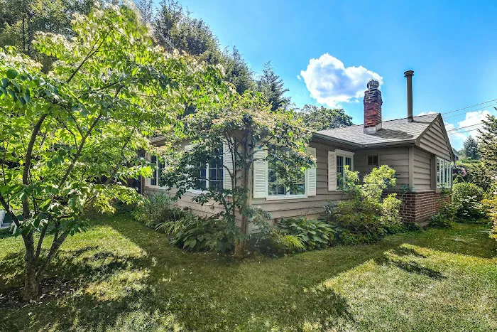 Daniel Gale Sotheby’s International Realty - Huntington, NY Picture 5