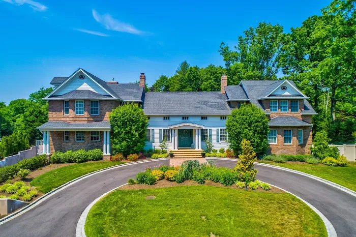 Daniel Gale Sotheby’s International Realty - Huntington, NY Picture 4