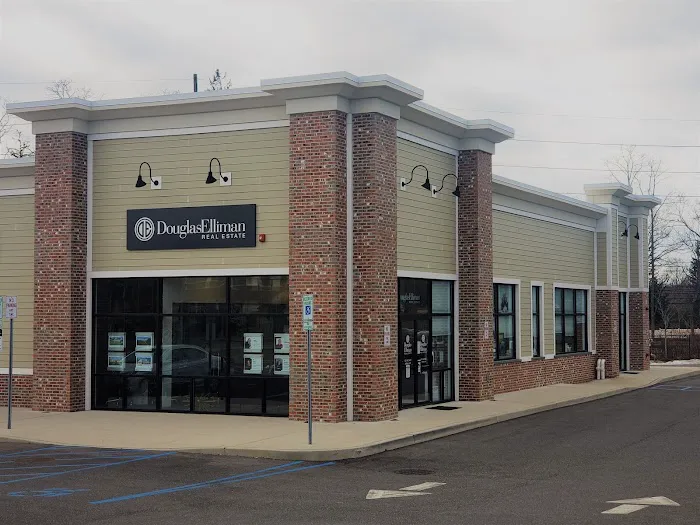 Douglas Elliman Real Estate Office in Smithtown, NY Picture 1
