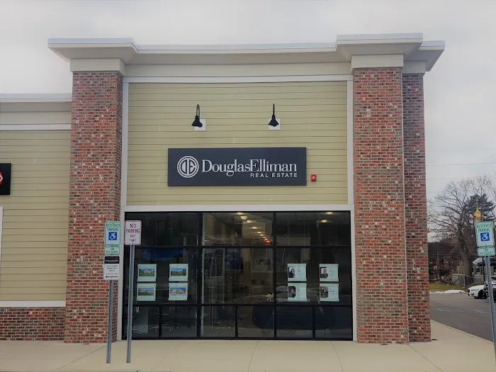 Douglas Elliman Real Estate Office in Smithtown, NY Picture 4