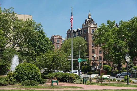 Houlihan Lawrence - White Plains Real Estate Agency Picture 2