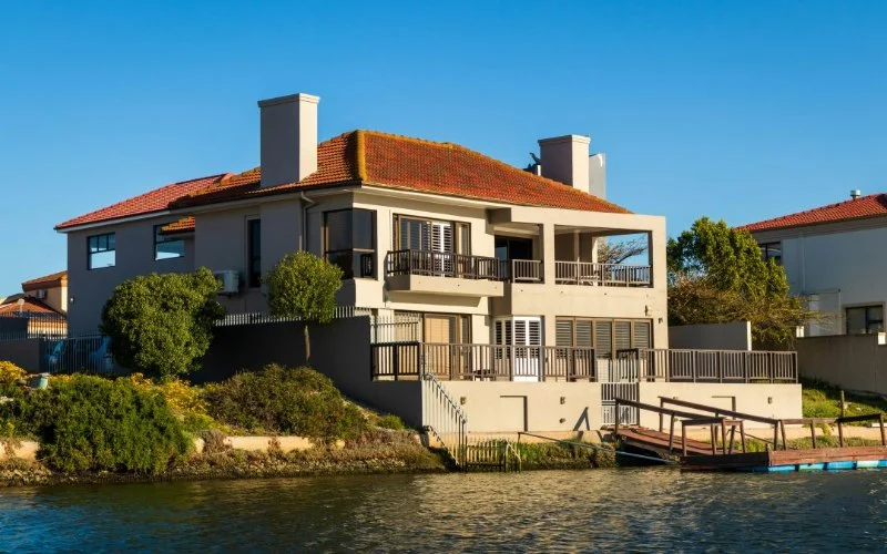 How to Choose Between Renting and Buying in 2025: Key Considerations